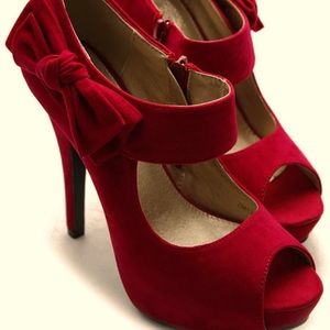 Red Pumps, never worn!